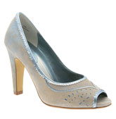 Shopping challenge: Perfect black pumps